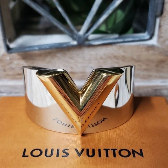 【SALE】LOUIS VUITTON/ESSENTIAL V HOOPSエッセンシャルVフープ Louis Vuitton Essential V Hoop Earrings | Rent Louis Vuitton